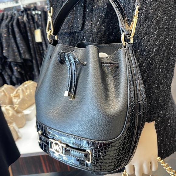 MICHAEL KORS 
Reed Md Pebbled Leather Belted Bucket Messenger Satchel Crossbody - Picture 11 of 16